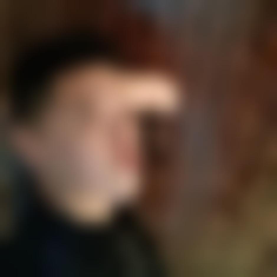 Privacy-protected Chinese gentleman profile